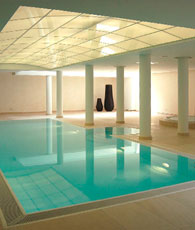 Schwimmhalle gefliest